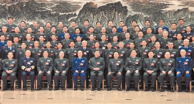 習(xí)近平親切接見會(huì)議代表，同大家合影留念。