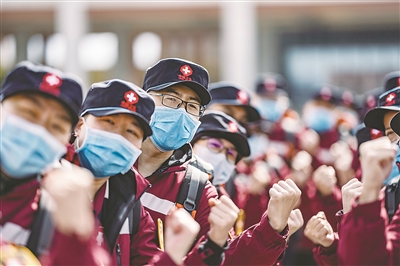 在同新冠肺炎疫情的殊死較量中，中國人民和中華民族以敢于斗爭、敢于勝利的大無畏氣概，鑄就了生命至上、舉國同心、舍生忘死、尊重科學(xué)、命運(yùn)與共的偉大抗疫精神。這是2月12日云南省對口支援湖北咸寧醫(yī)療隊(duì)啟程時(shí)，醫(yī)療隊(duì)隊(duì)員在出發(fā)現(xiàn)場加油鼓勁。新華社記者 江文耀 攝