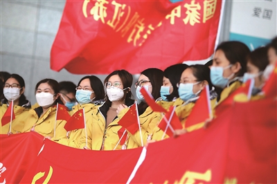 在偉大抗疫斗爭(zhēng)中，14億人民顯示出高度的責(zé)任意識(shí)、自律觀念、奉獻(xiàn)精神、友愛情懷，鑄就起強(qiáng)大精神防線。國(guó)有難，召必應(yīng)，全國(guó)4.26萬(wàn)名醫(yī)務(wù)人員不畏艱險(xiǎn)、義無(wú)反顧馳援湖北，攜手并進(jìn)、共克時(shí)艱。圖為2月21日，即將奔赴武漢的第五批國(guó)家中醫(yī)醫(yī)療隊(duì)（江蘇）在南京南站整裝待發(fā)。（圖片來(lái)源：人民視覺）