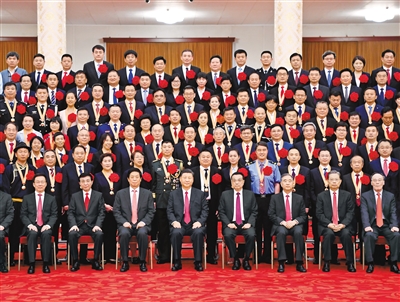 6月29日，慶祝中國(guó)共產(chǎn)黨成立100周年“七一勛章”頒授儀式在北京人民大會(huì)堂金色大廳隆重舉行。習(xí)近平等領(lǐng)導(dǎo)同志在頒授儀式前會(huì)見(jiàn)全國(guó)“兩優(yōu)一先”表彰對(duì)象。新華社記者 申宏 攝