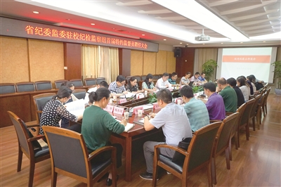 四川省紀委監(jiān)委有序推進向省管高校派駐紀檢監(jiān)察組試點工作，推動營造風清氣正育人環(huán)境。圖為該省紀委監(jiān)委駐成都信息工程大學紀檢監(jiān)察組聘任特約監(jiān)察員強化外部監(jiān)督，確保執(zhí)紀執(zhí)法權受監(jiān)督、有約束。陳曦 攝
