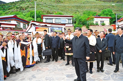 7月21日至23日，中共中央總書(shū)記、國(guó)家主席、中央軍委主席習(xí)近平來(lái)到西藏，祝賀西藏和平解放70周年，看望慰問(wèn)西藏各族干部群眾。這是21日下午，習(xí)近平在林芝市巴宜區(qū)林芝鎮(zhèn)嘎拉村考察時(shí)，向村民們揮手致意。 新華社記者 申宏 攝
