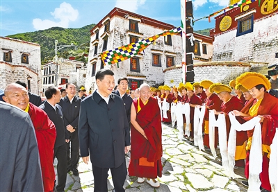 7月21日至23日，中共中央總書(shū)記、國(guó)家主席、中央軍委主席習(xí)近平來(lái)到西藏，祝賀西藏和平解放70周年，看望慰問(wèn)西藏各族干部群眾。這是22日下午，習(xí)近平在位于拉薩西郊的哲蚌寺考察。 新華社記者 謝環(huán)馳 攝