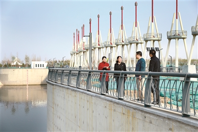 圖為近日，北京市通州區(qū)紀(jì)委監(jiān)委干部來(lái)到北京城市副中心重點(diǎn)項(xiàng)目——宋莊蓄滯洪區(qū)二期建設(shè)工程，就通州堰分洪體系建設(shè)進(jìn)展情況開展監(jiān)督檢查。曹屾 攝
