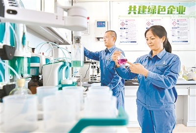 實(shí)現(xiàn)碳達(dá)峰、碳中和是一場廣泛而深刻的經(jīng)濟(jì)社會變革，需要各地方、各領(lǐng)域、各行業(yè)的共同努力。圖為中國石化催化劑北京奧達(dá)分公司技術(shù)人員在對產(chǎn)品進(jìn)行質(zhì)量檢驗(yàn)，推動建設(shè)“清潔、高效、低碳、循環(huán)”的綠色企業(yè)。（圖片來源：視覺中國）
