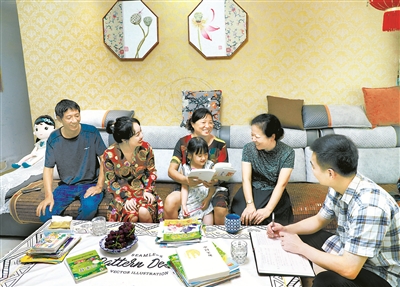 江西省宜黃縣紀委監(jiān)委針對新任的村（社區(qū)）“兩委”干部，結(jié)合實際開展一系列形式多樣、內(nèi)容豐富的廉政教育活動。圖為該縣紀委監(jiān)委干部開展廉政家訪，提醒新任干部家屬嚴格治家，弘揚清廉家風，建設美好家庭。章英全 攝
