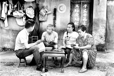 鎮(zhèn)江市紀(jì)委監(jiān)委注重審理與審查調(diào)查工作的協(xié)同配合，嚴(yán)格把控基層案件質(zhì)量。圖為丹徒區(qū)紀(jì)委監(jiān)委審理室干部指導(dǎo)谷陽(yáng)鎮(zhèn)紀(jì)委現(xiàn)場(chǎng)辦案，向群眾了解情況，補(bǔ)充完善證據(jù)。吳呈昱 攝