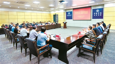 天津市紀(jì)委監(jiān)委駐天津城建大學(xué)紀(jì)檢監(jiān)察組組織召開“中國(guó)紀(jì)檢監(jiān)察學(xué)院北戴河校區(qū)高校紀(jì)委審查調(diào)查業(yè)務(wù)培訓(xùn)班”經(jīng)驗(yàn)交流會(huì)，發(fā)揮參訓(xùn)學(xué)員“種子教員”作用，用培訓(xùn)所學(xué)為協(xié)作組成員單位、駐在學(xué)校二級(jí)單位黨組織紀(jì)檢干部解答工作疑惑。 （天津市紀(jì)委監(jiān)委駐天津城建大學(xué)紀(jì)檢監(jiān)察組供圖）