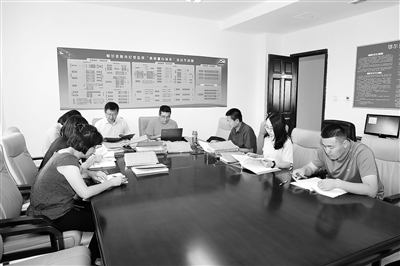 圖為鄂爾多斯市紀(jì)委監(jiān)委辦案人員在分析討論姜惠君案案情。趙鵬 攝
